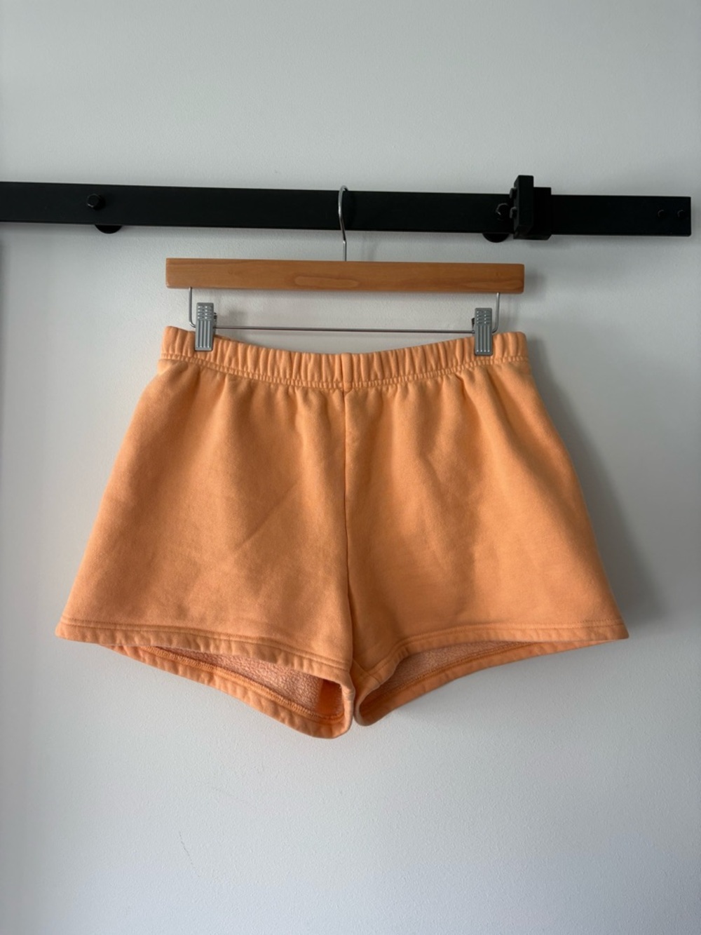 Aritzia | TNA Cozy Fleece Perfect Hi-Rise Sweatshort Apricot - Picture 3 of 7